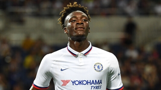 Tammy Abraham terlihat bermain dengan jersey away kit Chelsea